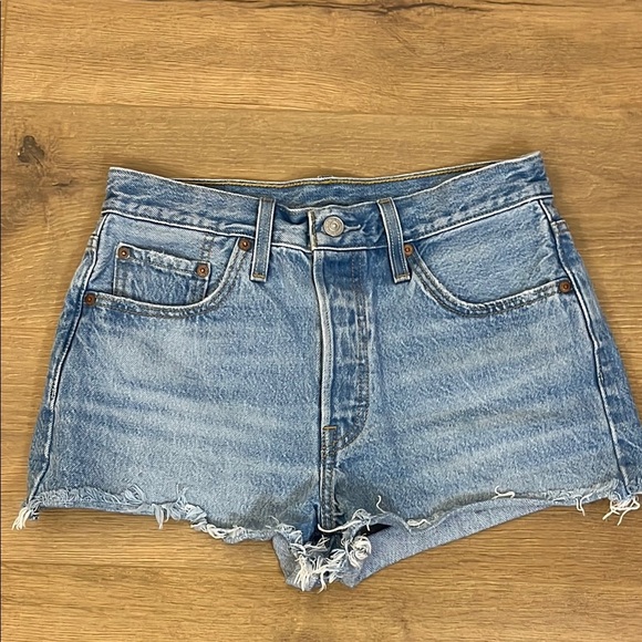 Levi’s 501 denim short shorts Raw Hems Women’s size 28 cotton 2” inseam - Picture 1 of 9